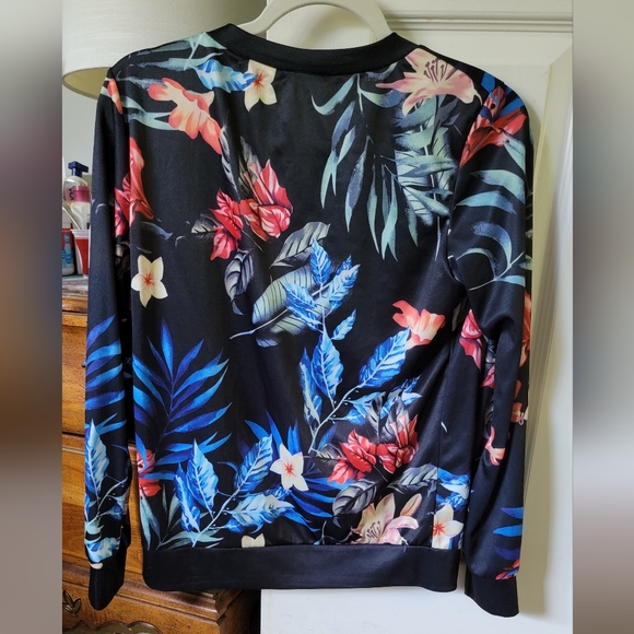 2 lightweight,stretch floral zipped jackets - Picture 3 of 5